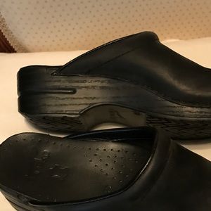 Excellent used condition. Black Danskos size 39